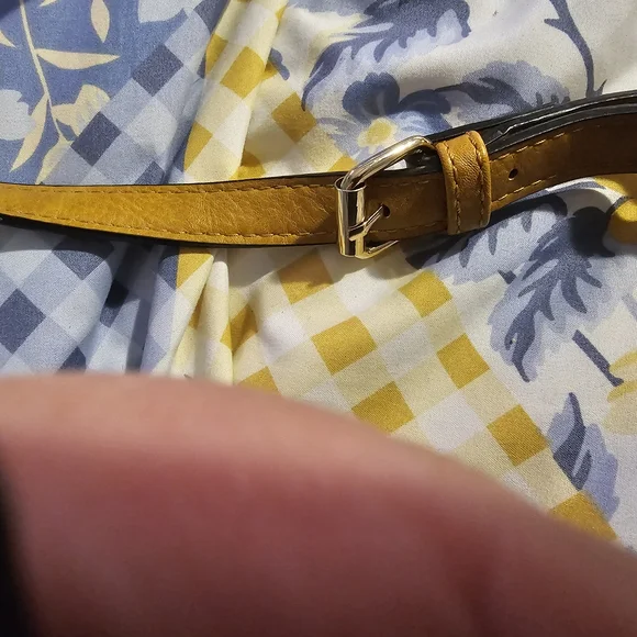 Elegant Tan Leather Crossbody Bag - Picture 3 of 9